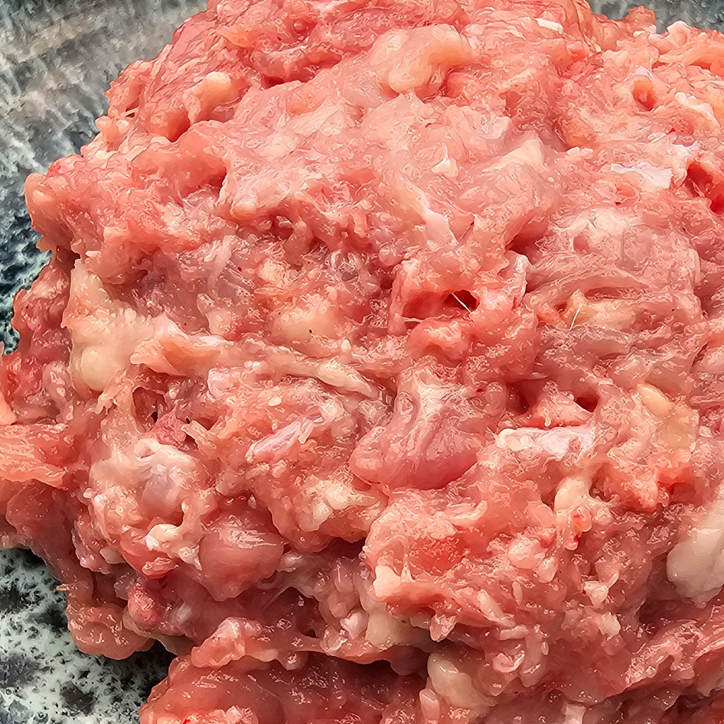 Pouletkarkassen gewolft – ein Fleischknochen für Hunde aus der Schweiz