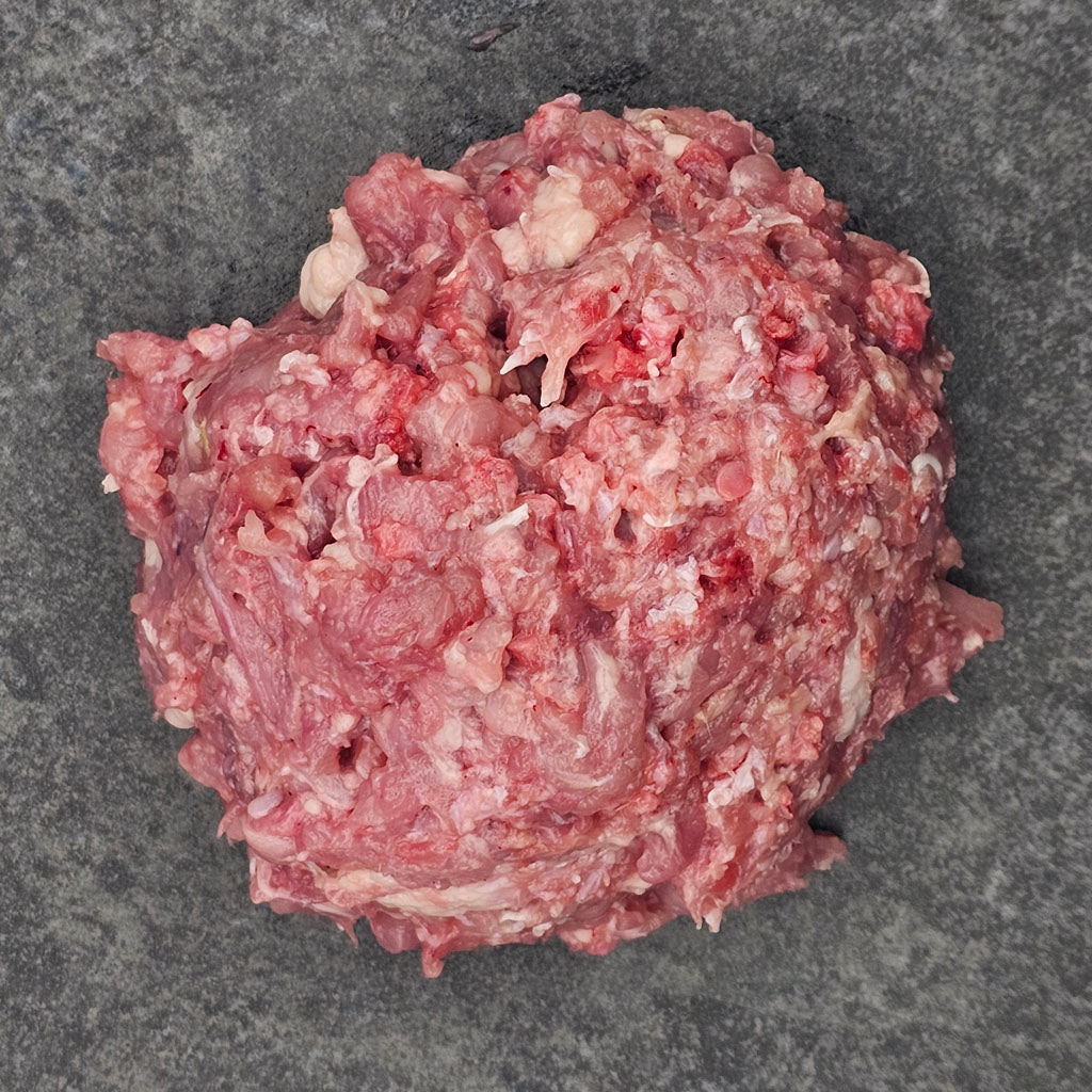 Pouletkarkassen gewolft – ein Fleischknochen für Hunde aus der Schweiz