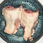 Pouletkarkassen am Stück – ein Fleischknochen für Hunde aus der Schweiz