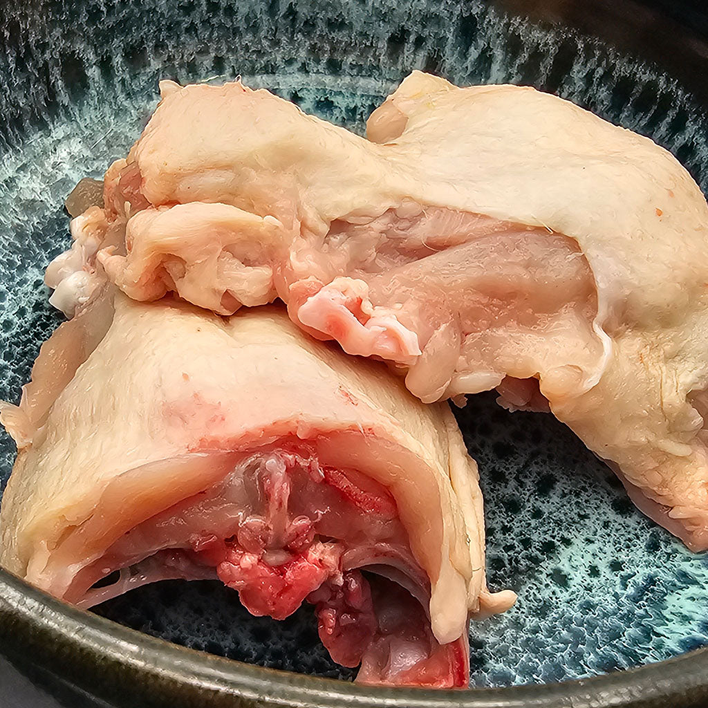 Pouletkarkassen am Stück – ein Fleischknochen für Hunde aus der Schweiz