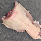 Pouletkarkassen am Stück – ein Fleischknochen für Hunde aus der Schweiz